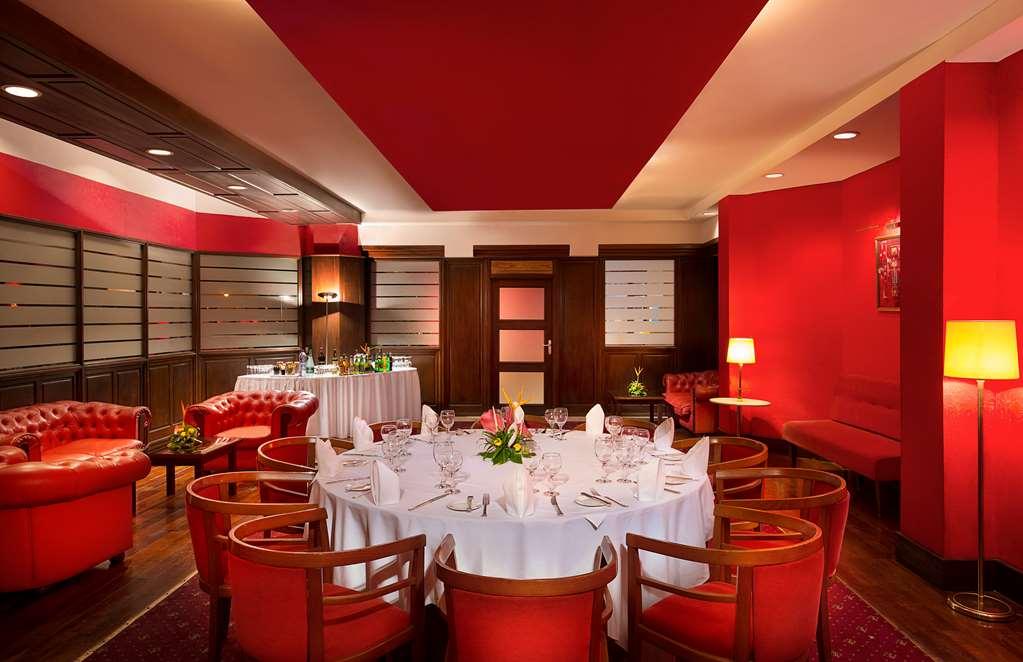 Hilton Yaounde Hotell Restaurang bild