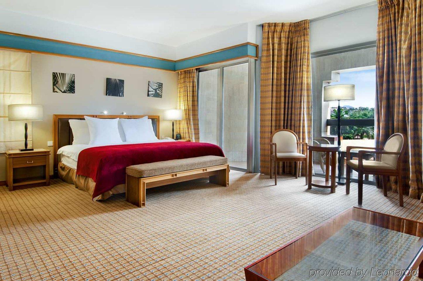 Hilton Yaounde Hotell Rum bild