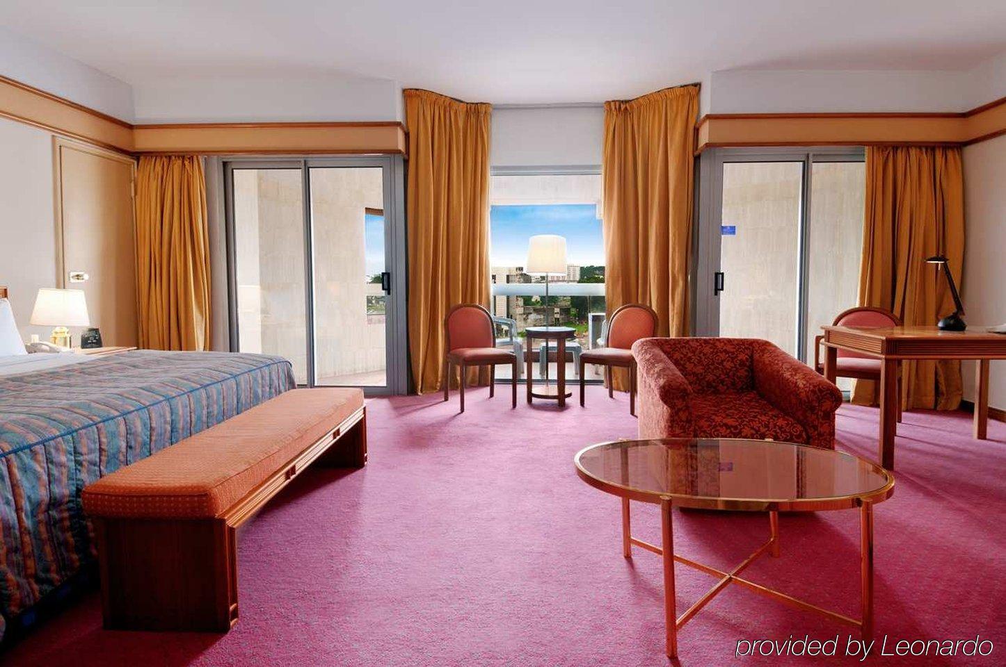 Hilton Yaounde Hotell Rum bild
